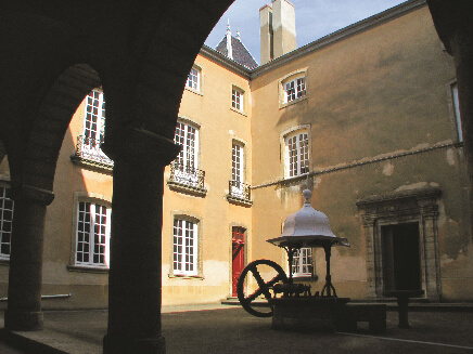Le château de la Baroliière - Cours intérieure